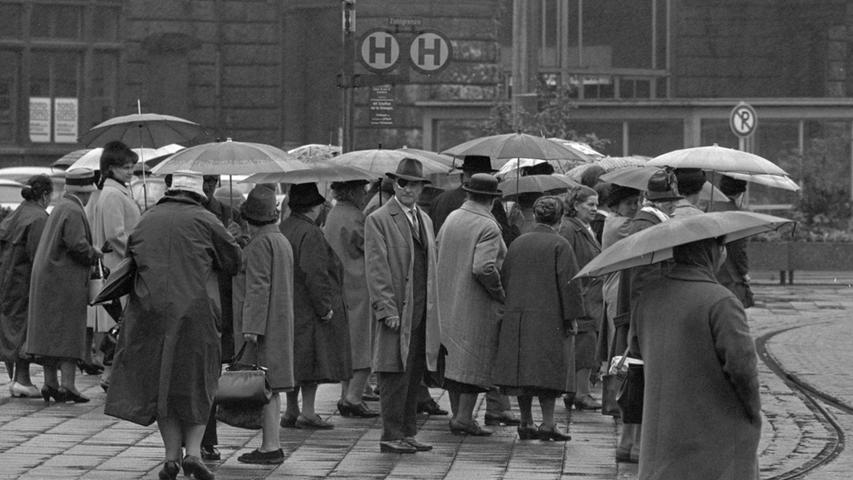 Die Nürnberger sind vom Regen in die Traufe gekommen: hat der lange Winter an ihren Nerven gezehrt, so drückt jetzt das jahreszeitlich ungewohnte Tief auf ihr Gemüt. Hier geht es zum Artikel vom 10. Juni 1965: "Schirme gehen besser als Bikinis"