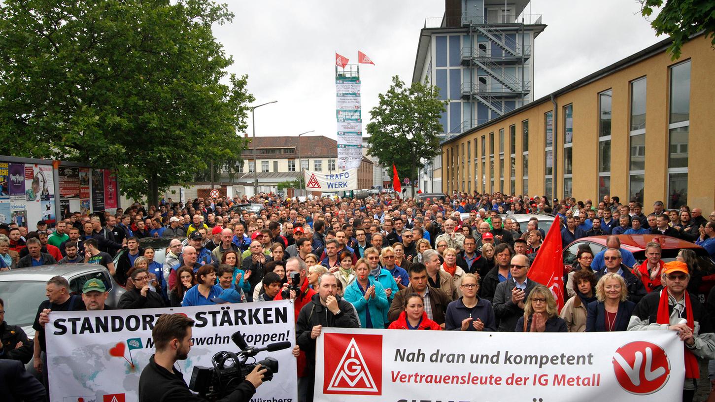 Die Beschäftigten wollen sich vor allem gegen den jüngst angekündigten Abbau weiterer 2200 Arbeitsplätze in Deutschland wehren.