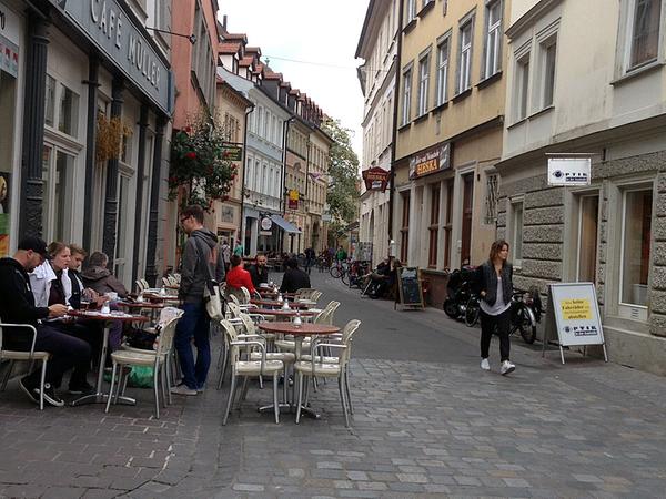 In der Austraße haben sich über die Jahre einige privat geführte Restaurants und Cafés angesiedelt.