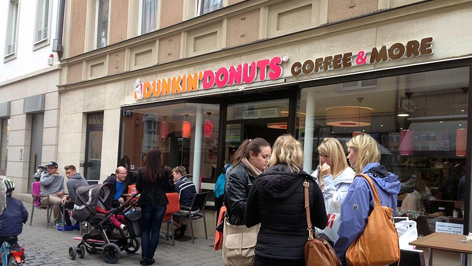 Konzern-Filialen wie das neu eröffnete "Dunkin' Donuts" bereiten einigen Bamberger Gastronomen Kopfzerbrechen.