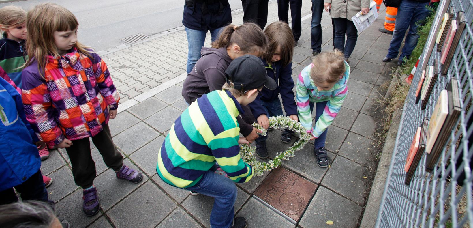 Kinder aus dem Stadtteil haben die Gedenkplatte gemeinsam mit der Künstlerin Manuela Dilly gestaltet und am Dienstag eingeweiht.