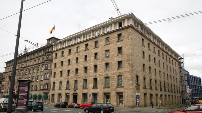 Heruntergekommene Fassade, mit Plastiktüten verhängte Fenster. Ein trauriger Anblick ist das BA-Hotel derzeit am Bahnhofsplatz in Nürnberg. Doch aus dem Nazi-Bau aus den 1930-er Jahren soll schon bald ein Nobel-Hotel werden.