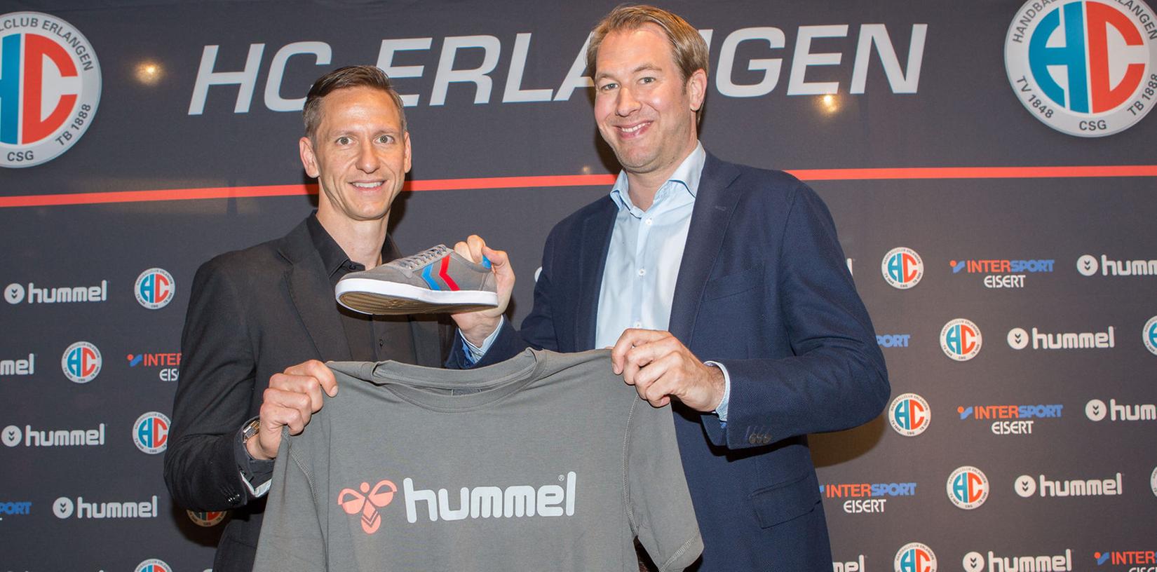 Dreijahresvertrag: HCE-Geschäftsführer Stefan Adam (rechts) hat  Hummel (hier mit Marketingleiter Marc-Nicolai Pfeifer) als Ausrüster gewinnen können.