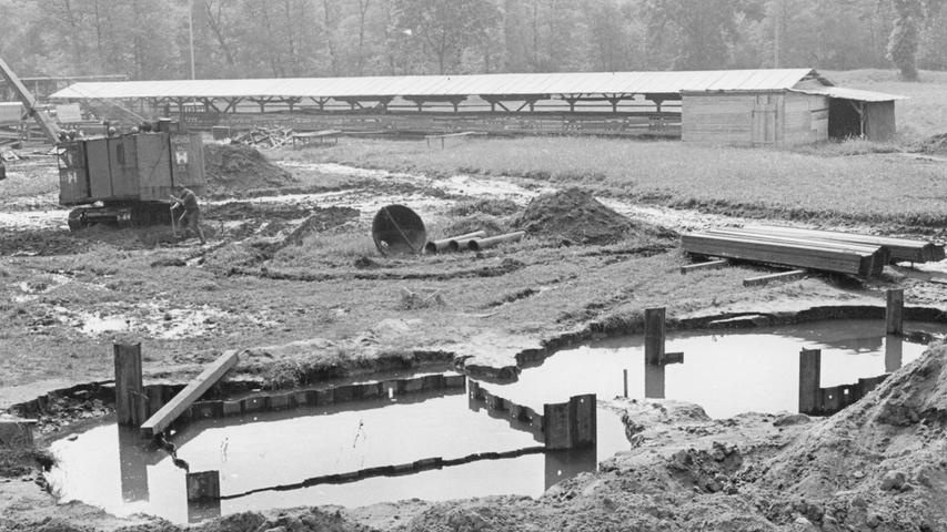 An der Brückenbaustelle zwischen Mühlhof und Reichelsdorf lief das Wasser bereits wieder ab. Zurück blieb ein morastiges Gelände, auf dem die Bauarbeiten noch immer behindert sind. Hier geht es zum Artikel vom 15. Juni 1965: Baustellen versanken im Wasser .