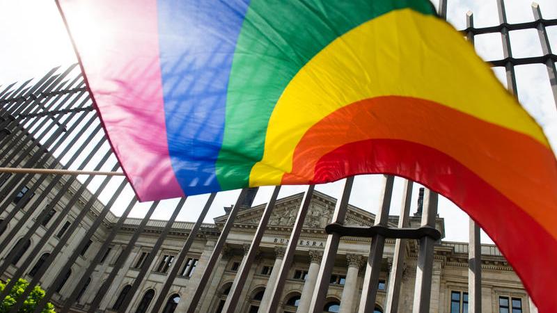 Adoptionsrecht für Homosexuelle? Bundesrat will 