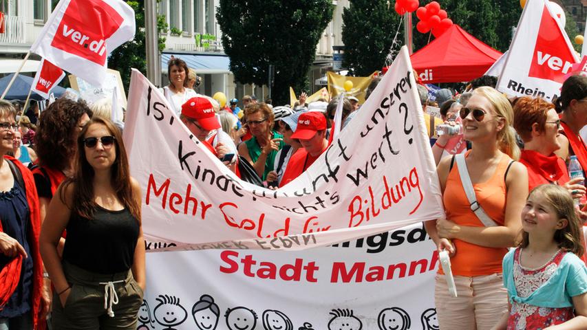 Für mehr Lohn: Erzieher demonstrieren in Nürnberg