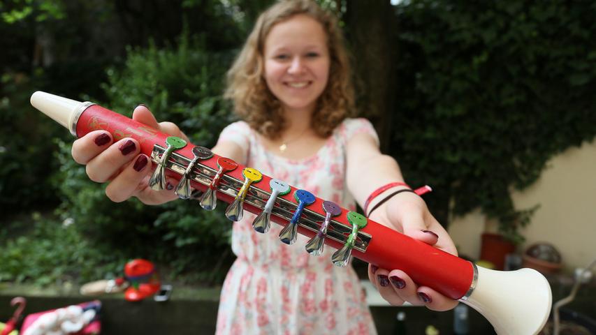 Das erfreute auch Pauline Schudnagis aus der Stephanstraße 10, die gutgelaunt eine Clarina für Kinder zum Kauf anbot.