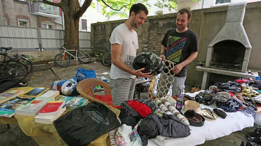 Andreas Filser und Michael Seeßle unterziehen ihrer Ware an ihrem Stand in der Peterstraße 4 einem letzten prüfenden Blick, bevor der Motorradhelm und die Schal-Aufbewahrung hoffentlich über den Tresen gehen.