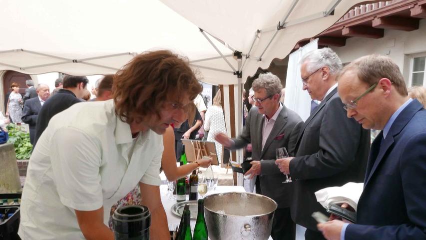 Auch Innenminister Herrmann (2. v. r) weiß die Weine aus dem Golldorf Markt Nordheim zu schätzen.