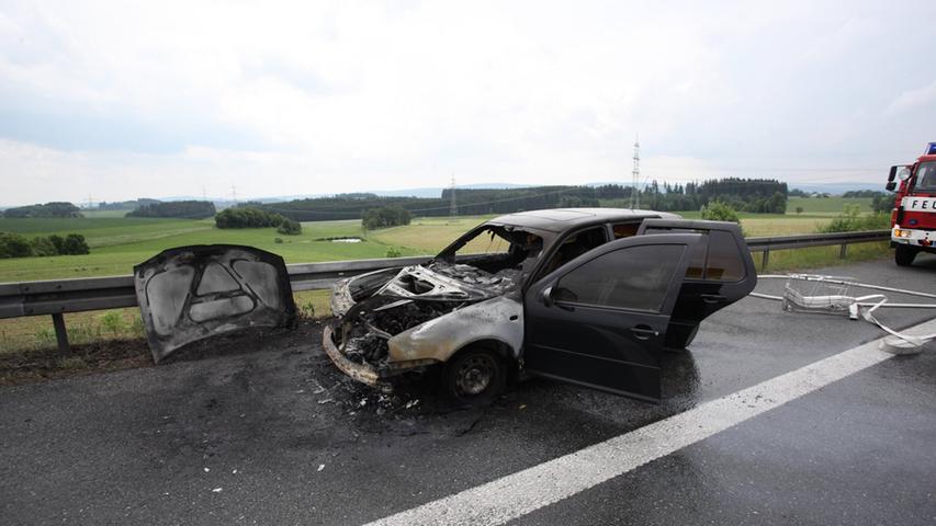 Flammen schossen aus Motor: VW Golf brennt auf A9 aus