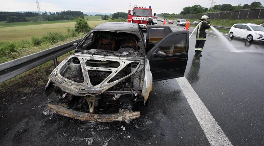 Flammen schossen aus Motor: VW Golf brennt auf A9 aus