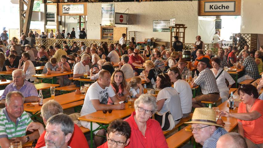 Kastenlabyrinth, Country-Musik, Maßkrugschieben: Brauereifest in Pyras