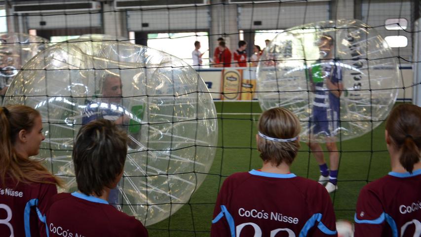 Eine runde Sache: Bubble-Fußball-Turnier in der Kickfabrik