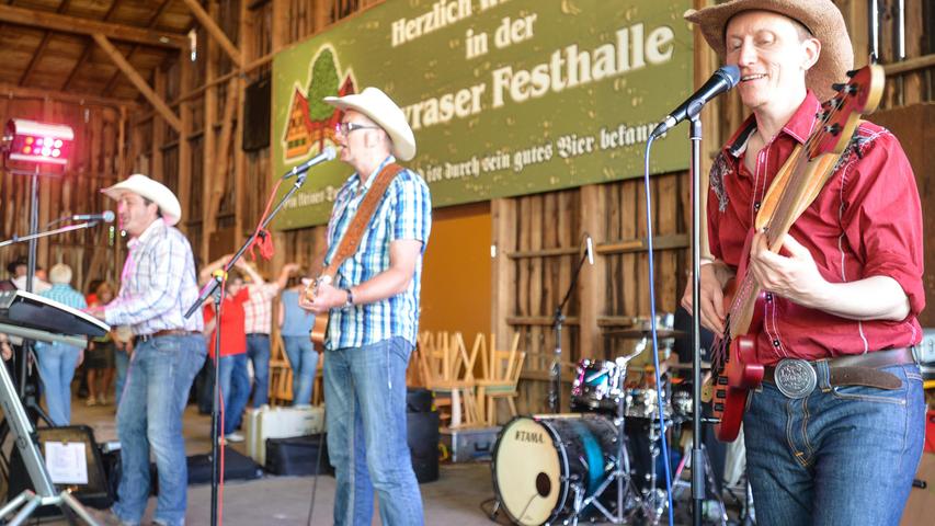 Kastenlabyrinth, Country-Musik, Maßkrugschieben: Brauereifest in Pyras