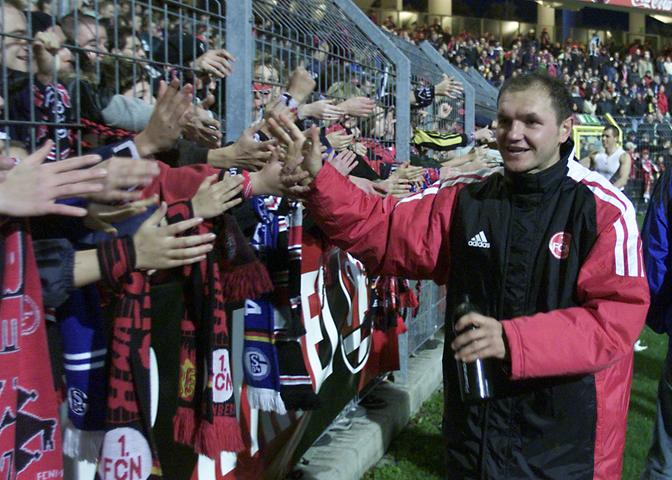 Apropos 2002! Am 14. September markiert Club-Kanonier Sasa Ciric - von den Fans dazu mit einer wunderbaren Choreo aufgefordert - den 1000. Bundesliga-Treffer des FCN. Im Heimspiel gegen die Bayern. In der 36. Minute bedeutet die Glocke von Nürnbergs Lieblingsmazedonier, der Münchens Schlussmann aus elf Metern verlädt, das zwischenzeitliche 1:1. Apropos 2002! Am 14. September markiert Club-Kanonier Sasa Ciric - von den Fans dazu mit einer wunderbaren Choreo aufgefordert - den 1000. Bundesliga-Treffer des FCN. Im Heimspiel gegen die Bayern. In der 36. Minute bedeutet die Glocke von Nürnbergs Lieblingsmazedonier, der Münchens Schlussmann aus elf Metern verlädt, das zwischenzeitliche 1:1.