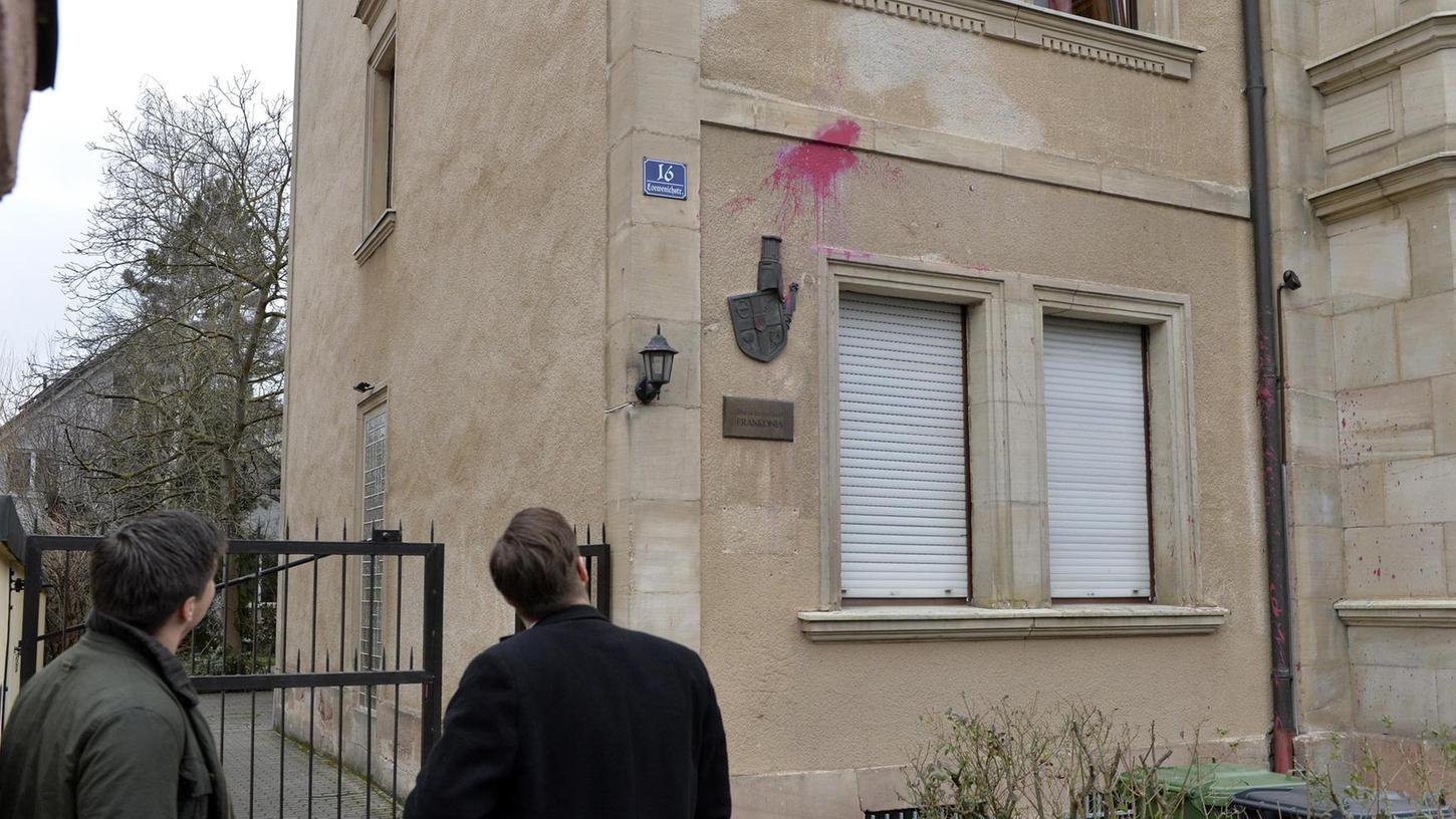 Das Haus der Burschenschaft Frankonia in der Loewenichstraße 16 ist Anfang Juni mit Farbbeuteln beworfen worden. Der genaue Schaden ist noch nicht bekannt.