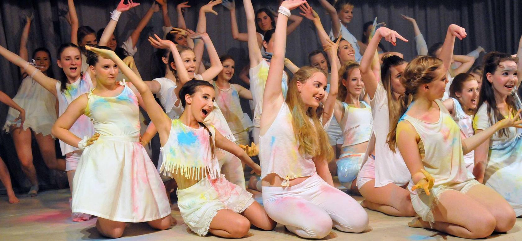 Die Facetten des Glücks brachten die jungen Tänzerinnen auf die Bühne. Die Aufführung erwies sich als multimediales Gesamtkunstwerk.
