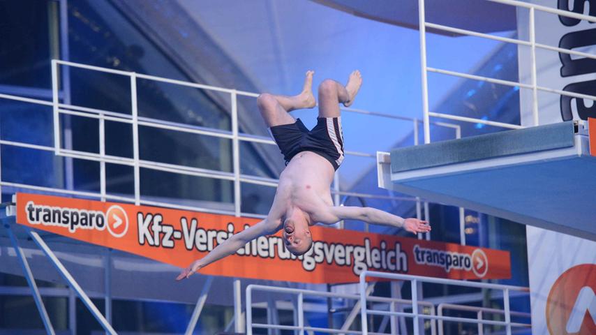 Ein Fest der Ästhetik: Stefan Raab springt in München vom Turm in kühle Nass. Das "TV total Turmspringen" stürzen sich die Prominenten aus bis zu zehn Metern ins Wasserbecken.