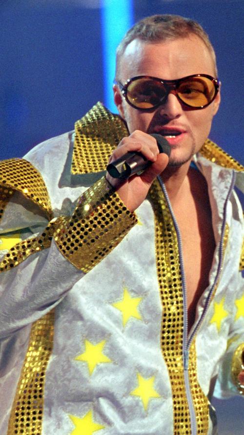 Nach einer Metzger-Lehre machte sich Raab 1990 selbstständig und produzierte in Eigenregie mehrere Werbe-Jingles. Aber auch auf der großen Musik-Bühne feierte er immer wieder Erfolge, wie im Jahr 2000, als Raab mit seinem Song "Wadde hadde dudde da" in Stockholm beim Grand Prix Eurovision auftrat und den fünften Platz belegte.