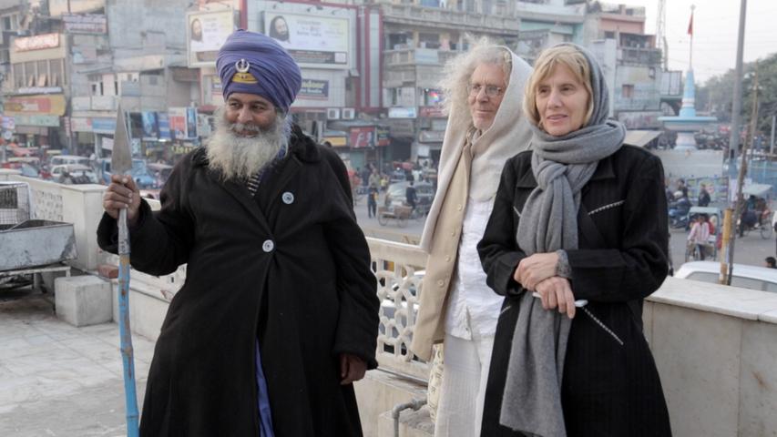 Die langjährigen Freunde Winkelmann und Langhans verbringen nicht nur privat viel Zeit miteinander. Hier sind mit einem Mönch im indischen Delhi zu sehen - als Protagonisten im Dokumentarfilm "Good Luck Finding Yourself". Der Film kam 2014 ins Kino.