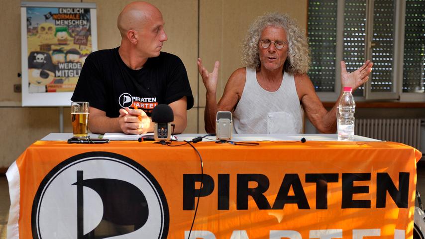 2013 war Langhans zu Besuch in Nürnberg. Die Piraten Partei veranstaltet im Nachbarschaftshaus Gostenhof eine Diskussionsveranstaltung mit ihm. Im Bild: Langhans mit dem Vorsitzende der Piraten Partei Emanuel Kotzian.