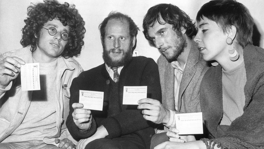 Hier ist Rainer Langhans mit weiteren Mitgliedern der Kommune zu sehen: Dieter Kunzelmann, Volker Gebbert und Ursula Körber. Die Aufnahme wurde nach ihrer Festnahme im Berliner Rathaus Schöneberg am 22.09.1967 gemacht.