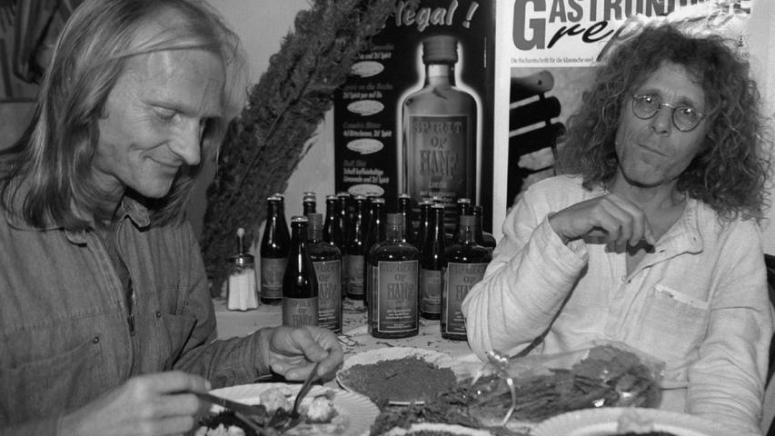 Ganz fremd waren ihm die merkwürdigen Mahlzeiten im Dschungelcamp sicher nicht. Hier testet er mit dem Komiker Eisi Gulp (l) im Jahr 1997 im Münchner Cafe Monopteros das erste Hanfmenü Deutschlands. Die Mahlzeit aus der bekannten Rauschpflanze besteht aus Körnern, Hanfnudeln und Breze sowie Hanfgetränken, wie Bier oder Cocktails.