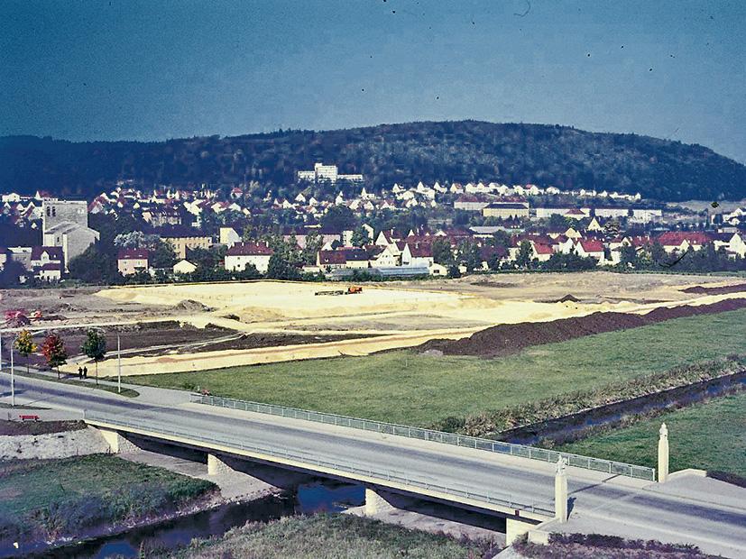 Geschichte überholt sich manchmal in kurzen Zeiträumen. Das Bild aus dem Jahr 1971 zeigt den Baubeginn zur damaligen Staatlichen Gesamtschule Treuchtlingen, die 1975 als Schulversuch ihrer Bestimmung übergeben und bereits 1980 in das jetzige kooperative Modell umgewandelt wurde. Das Gebäude hielt also genau 40 Jahre. Jetzt rücken bald wieder Bagger an. Es wird an selber Stelle neugebaut.