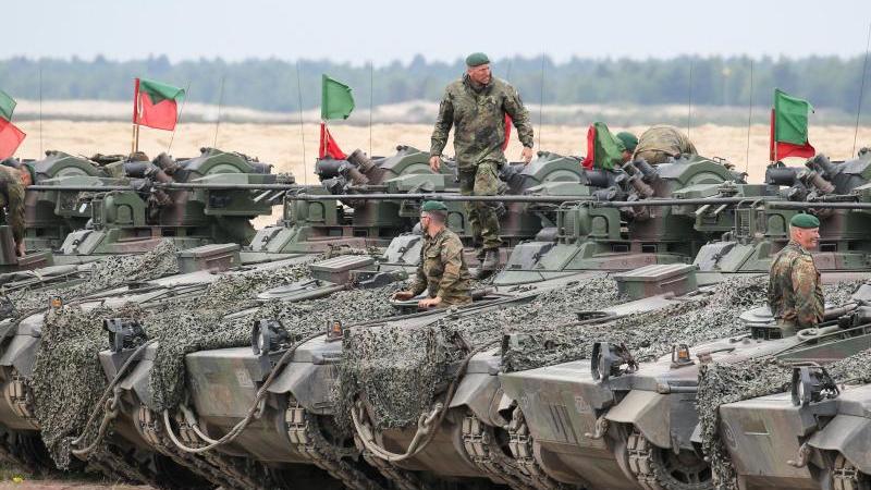 Die Bundeswehr schickt unter anderem Schützenpanzer vom Typ Marder nach Litauen. (Symbolbild)