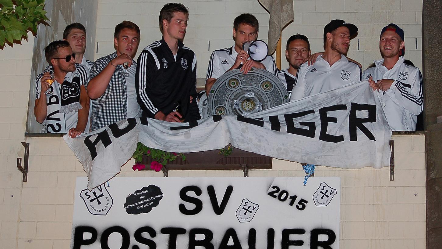 SV Postbauer feiert Meistertitel auf Rathausbalkon