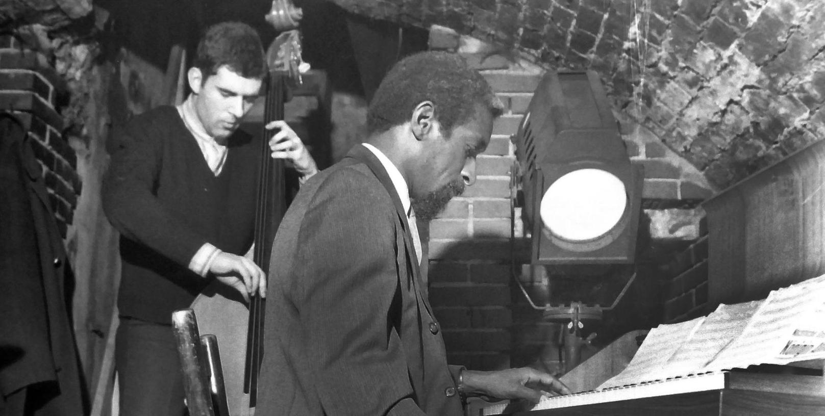 Von der Ära des Jazz direkt in die Hippie-Ära: Pianist Mal Waldron 1967 beim Gastspiel im Jazz-Keller „Strohalm“, und entspannte Erlanger mit ihrer Pfeife im Schlossgarten.