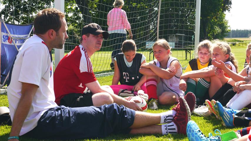 Einzigartige Einblicke in die Welt des Blindenfußballs erhielten in dieser Woche die Fußball-Juniorinnen der SG SV Abenberg.