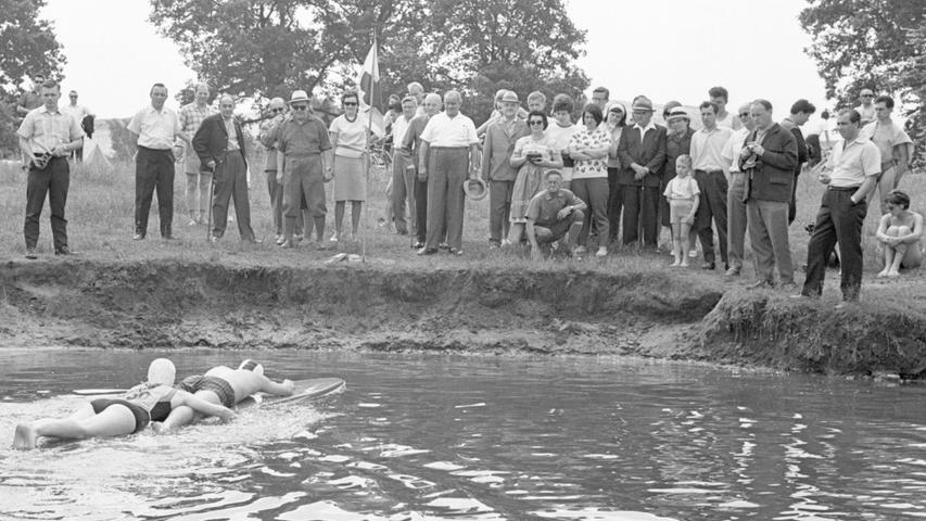 Eine Szene aus dem Leistungswettbewerb der Wasserwacht. Hier geht es zum Artikel vom 21. Juni 1965: Runden zu Wasser und zu Land.