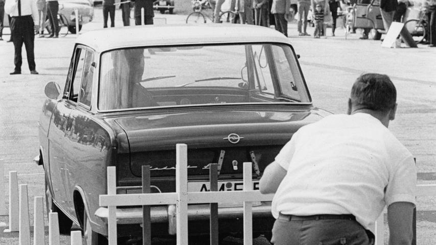 Auf Millimeter kam es beim Geschicklichkeitsturnier des 1. NAC und des ADAC an. Hier ein Wagen, der rückwärts an eine Lattenwand heranfährt. Hier geht es zum Artikel vom 21. Juni 1965: Runden zu Wasser und zu Land .