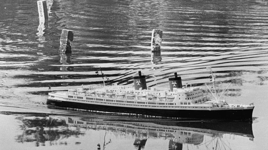 Ein stolzes Schiff ist die 'Hanseatic' vom Norddeutschen Lloyd - hier als Modell im Dutzendteich. Hier geht es zum Artikel vom 21. Juni 1965: Runden zu Wasser und zu Land.
