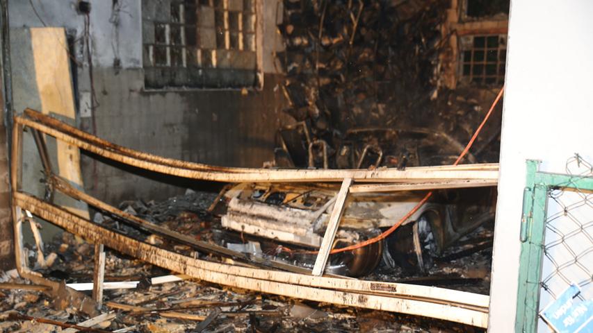Brand verursacht hohen Schaden in einer Autowerkstatt