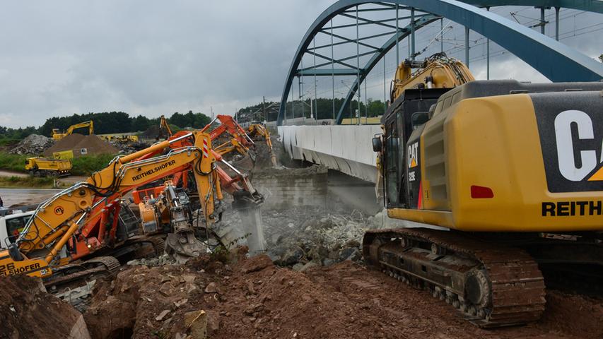 Lärm und Staub: Eisenbahnbrücke über der A3 abgerissen