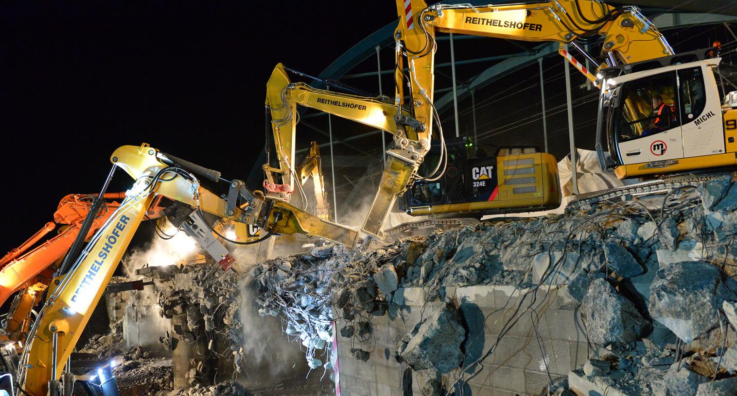 Die Eisenbahnbrücke über der Autobahn bei Eltersdorf wurde in der Nacht auf Samstag abgerissen. Die Eisenbahnbrücke über der Autobahn bei Eltersdorf wurde in der Nacht auf Samstag abgerissen.