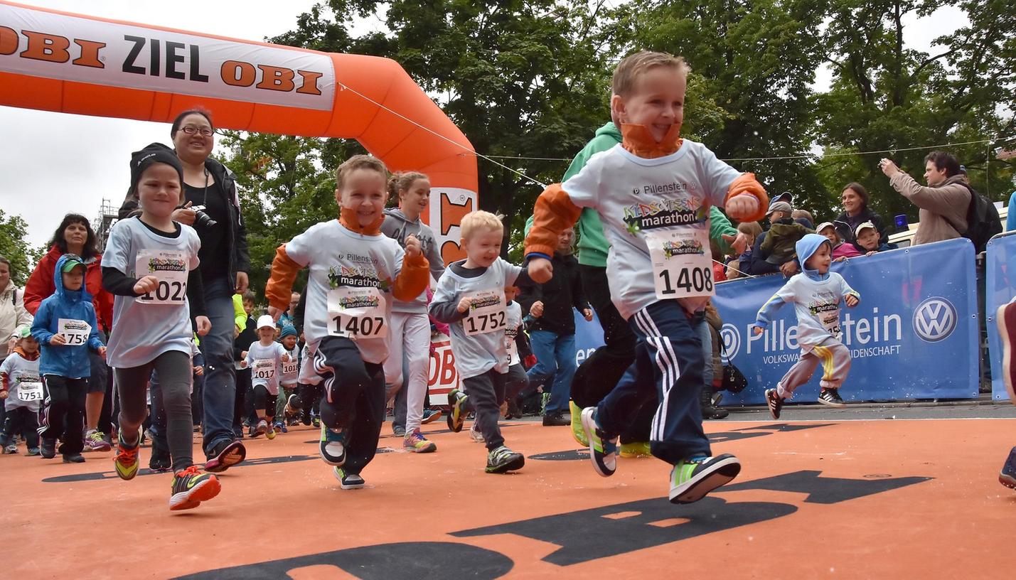 Bereits am Samstag nahmen Hunderte Kinder am Kids-Marathon durch die Fürther Innenstadt teil. Bereits am Samstag nahmen Hunderte Kinder am Kids-Marathon durch die Fürther Innenstadt teil.
