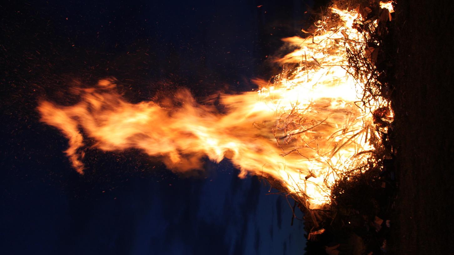 Sonnwendfeuer sind prächtig - allerdings sollten die richtigen Materialien in Flammen aufgehen, damit alles passt.