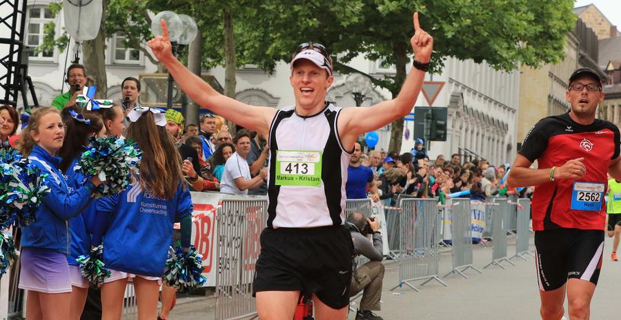Markus-Kristan Siegler ist der Sieger des Metropolmarathons 2015. Er sprintete nach 2 Stunden und 36 Minuten über die Ziellinie.