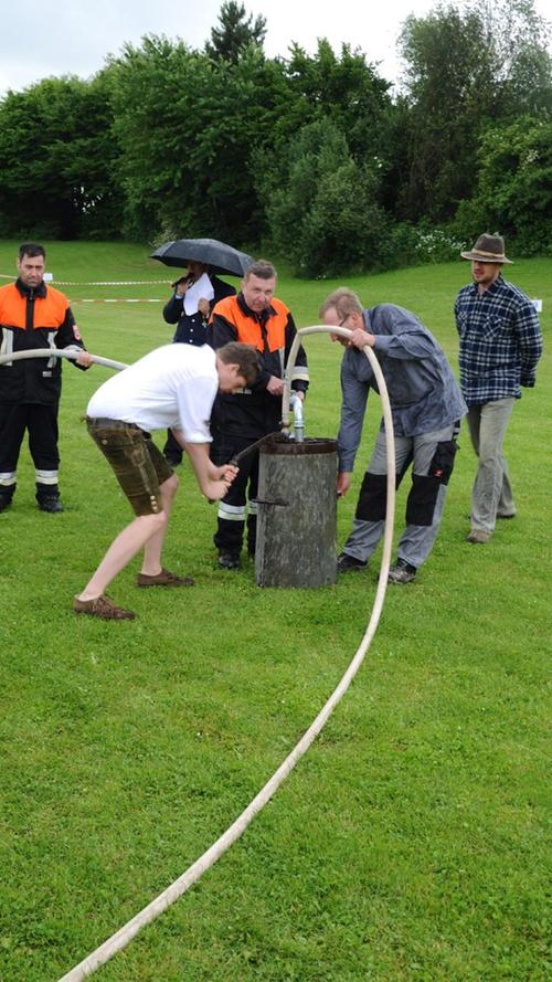 Im Rahmen der 125-Jahr-Feier der Freiwilligen Feuerwehr Heng fand am Samstag außerdem der 15. Nordbayerische Handdruckspritzen-Wettbewerb statt. Sieben Teams maßen sich mit historischem Gerät und in nostalgischen Gewändern.