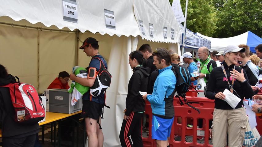 Beste Laune bei Helfern und Fans: Rund um den Metropolmarathon 2015