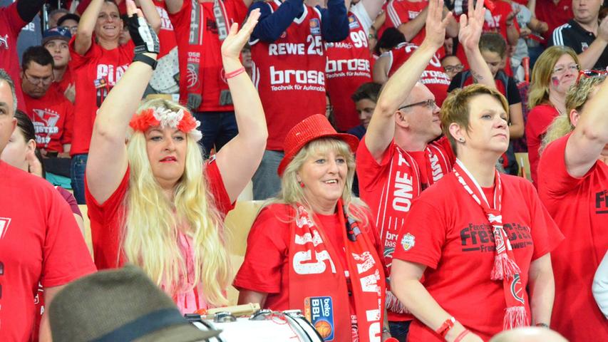 Spannung und Dramatik: Die Fans fiebern in der Brose-Arena mit
