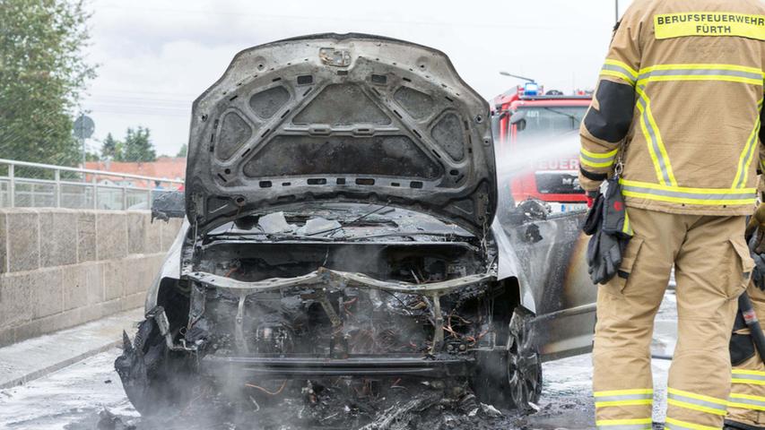 Auto geht in Fürth plötzlich in Flammen auf