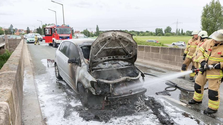Auto geht in Fürth plötzlich in Flammen auf