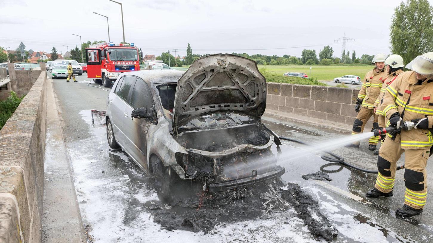 Das Auto wurde ein Raub der Flammen.