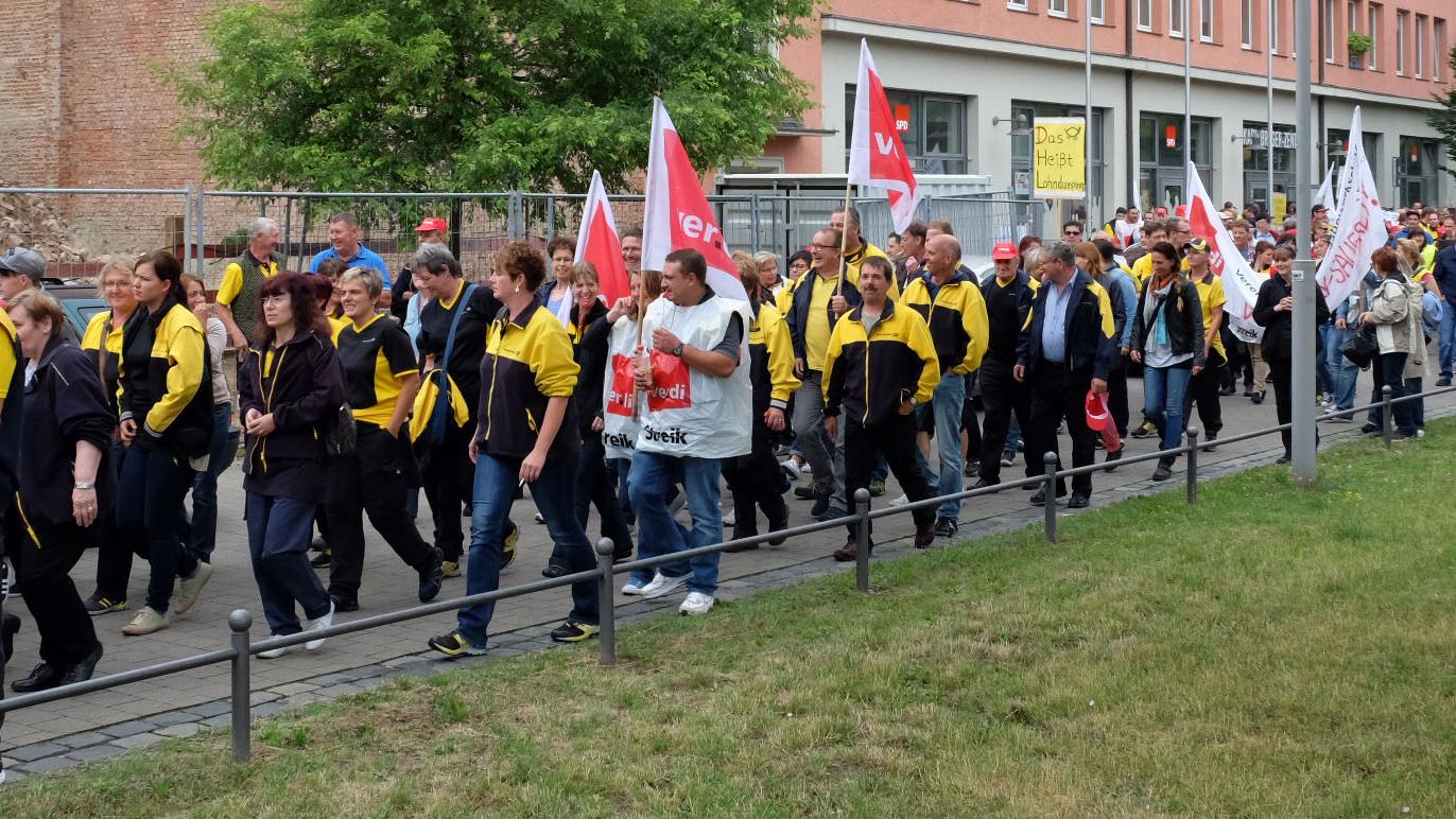 An die 1500 Postler aus ganz Bayern beteiligten sich am Montag am Protestmarsch und der Protestkundgebung der Gewerkschaft.