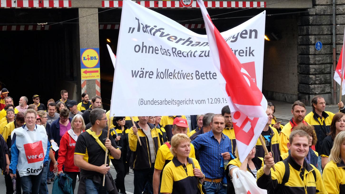 In den Tarifkonflikt bei der Deutschen  Post kommt drei Wochen nach Beginn von unbefristeten Streiks wieder Bewegung. Die Gewerkschaft Verdi rief den Bonner Konzern am Montag zu neuen Gesprächen auf.