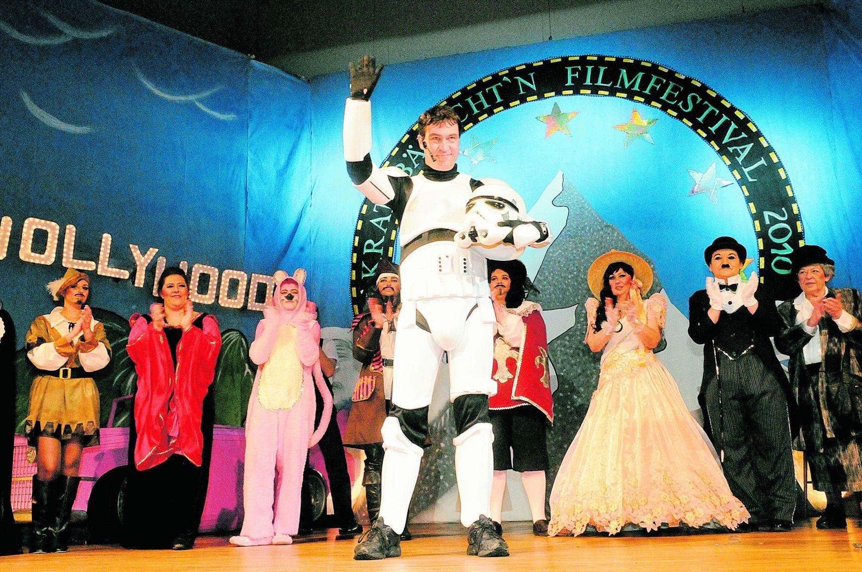 Der Politiker nutzt jede Gelegenheit für einen Rollenwechsel in eine andere Galaxis: Hier setzt sich Söder im Sturm-Truppler-Kostüm auf der Bühne in Szene.